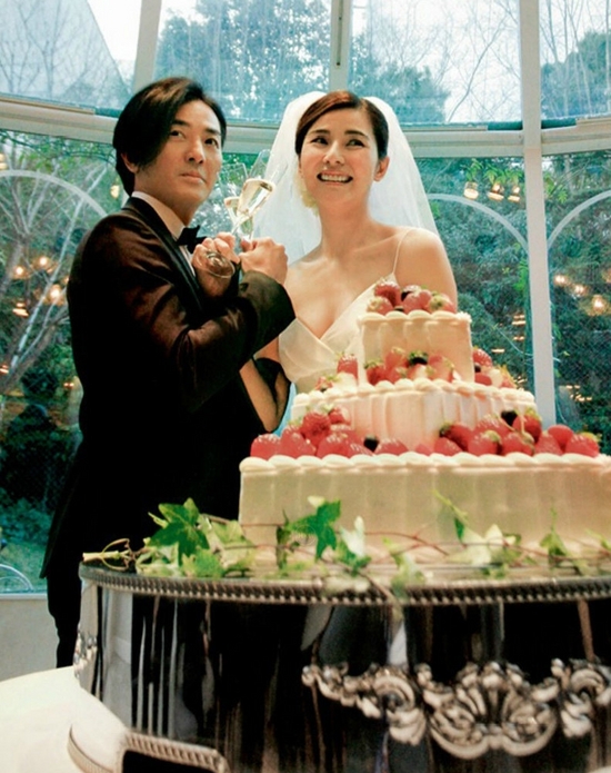 鄭伊健蒙嘉慧甜蜜婚紗照曝光 兩人回港補辦手續
