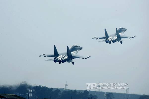資料圖：南空航空兵精確打擊中遠距離目標(biāo)。