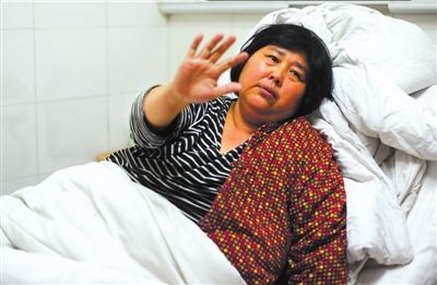 1月8日，袁厲害在醫院得知孩子被送到福利院后，揮手說再見。本報記者王苡萱攝