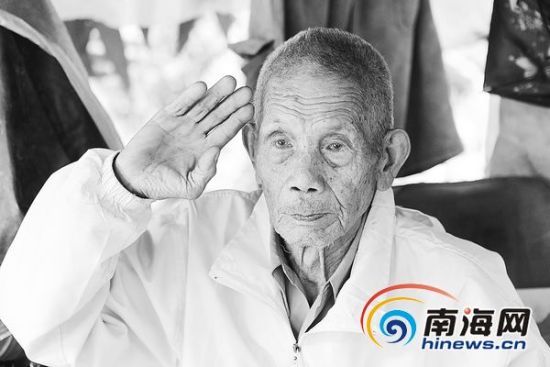 2月5日，秦崇議在家中向客人敬軍禮。