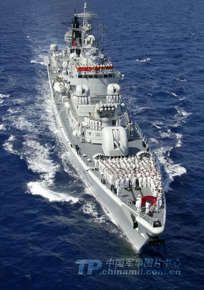 資料圖：青島艦遠(yuǎn)航駛出領(lǐng)海線。