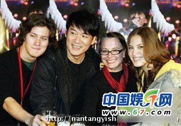 周華健17歲漂亮混血女兒自拍照首曝光 周厚恩成熟穩重