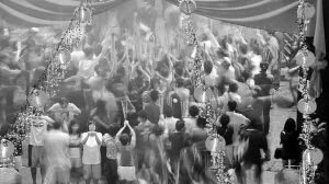 2月9日，新加坡市民在農歷除夕夜到新加坡滑鐵盧街的一間廟里祈福。