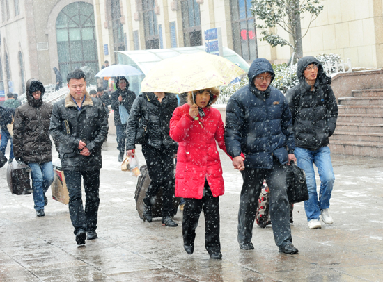 風雪難阻歸家路 實拍大雪中的春運
