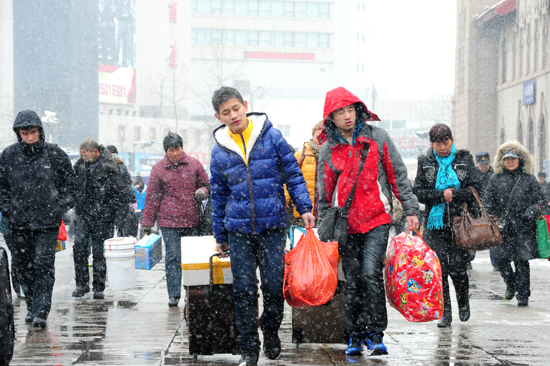 風(fēng)雪難阻歸家路 實(shí)拍大雪中的春運(yùn)