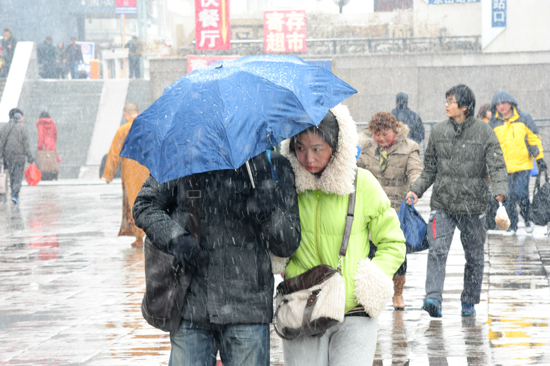 風(fēng)雪難阻歸家路 實(shí)拍大雪中的春運(yùn)