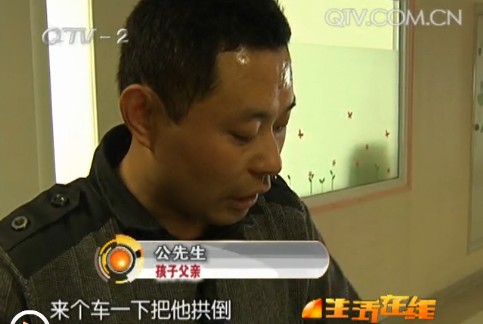 三歲男孩陪爸爸在小區內洗車