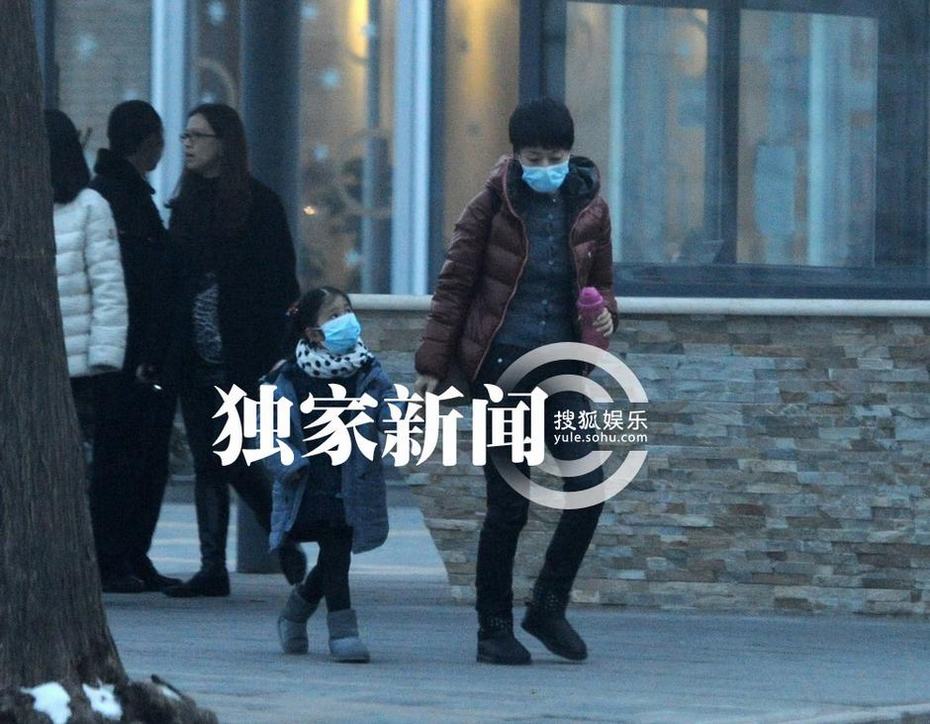 每日追星：鄧超摩登范與孫儷機場秀恩愛 馬伊琍豪車獨自接女