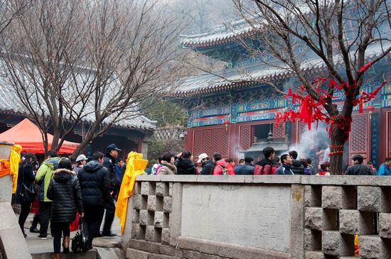 萬名香客華嚴寺祈福 攝影師拍下龍鳳香火
