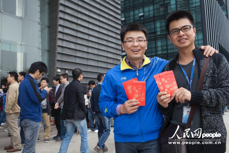 深圳一公司數千員工排隊領紅包 從39樓排到大廈外