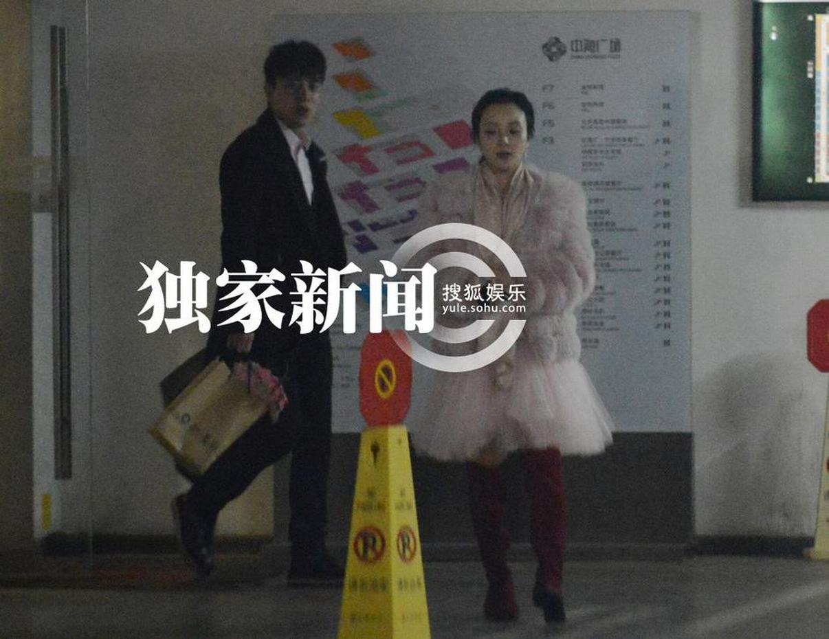 每日追星：賈乃亮李小璐攜女外出排場大 張雨綺隔口罩熱吻王全安