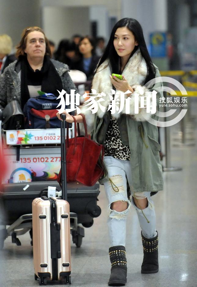 李彩樺富二代男友曝光 機場相擁