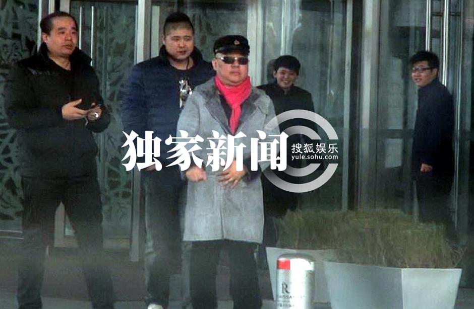 郭德綱醫院探望病人 喜慶打扮惹眼