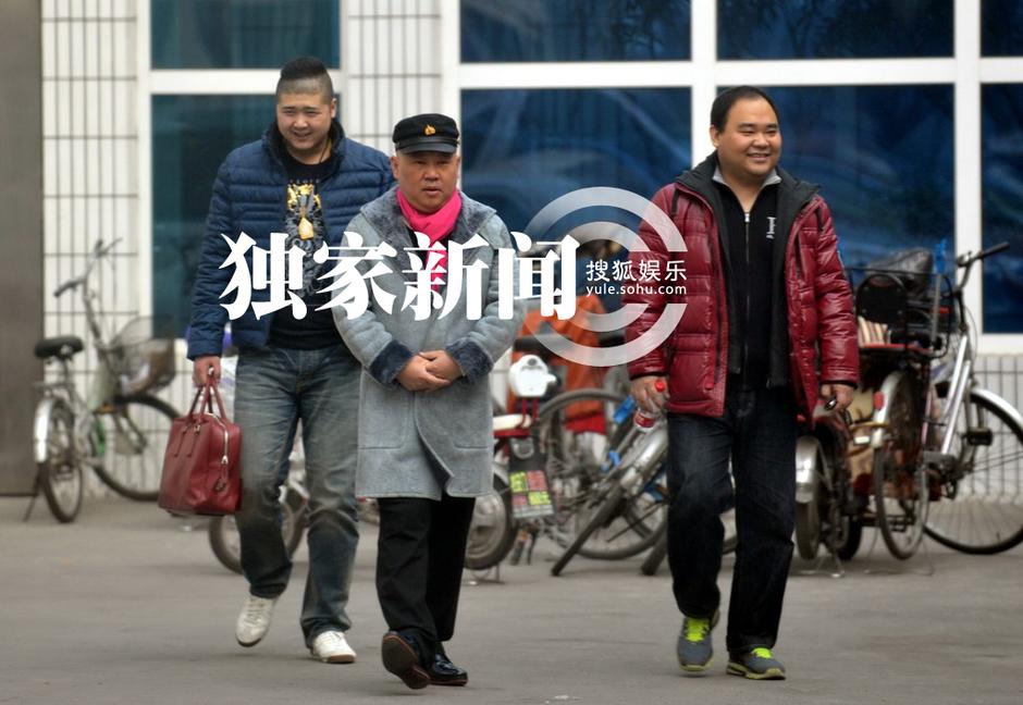 郭德綱醫院探望病人 喜慶打扮惹眼