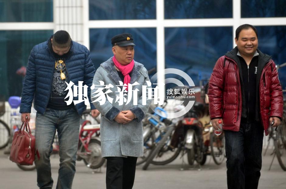 郭德綱醫院探望病人 喜慶打扮惹眼
