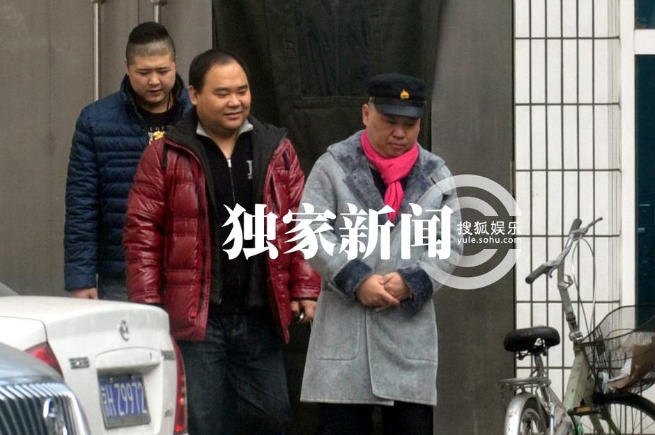 郭德綱醫院探望病人 喜慶打扮惹眼