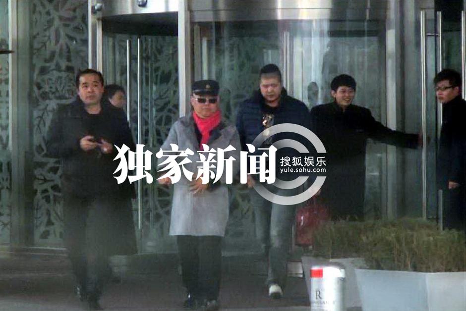 郭德綱醫院探望病人 喜慶打扮惹眼