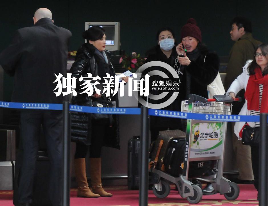 蔣勤勤濃妝艷抹現(xiàn)身機場 未被人認(rèn)出