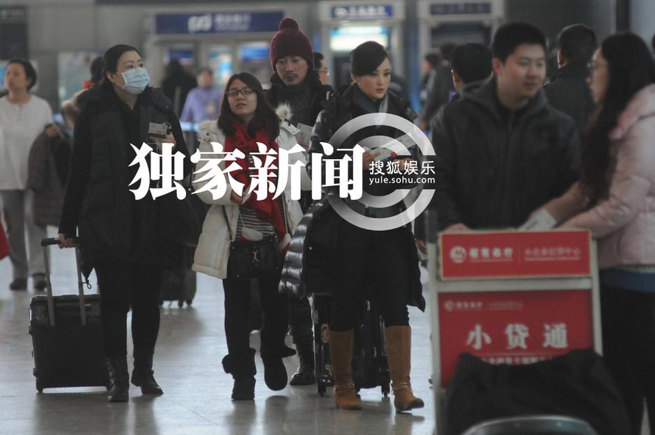 蔣勤勤濃妝艷抹現(xiàn)身機場 未被人認(rèn)出