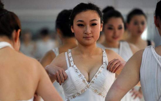 在藝考中，女學生為了追求更好的狀態亮相，掀起整容熱潮