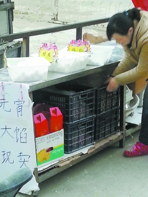 頭天沒賣掉的元宵和原料就放在攤柜里，沒有任何遮擋。