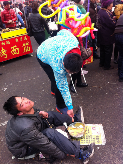 零錢哥現身糖球會 衣著單薄坐地乞討