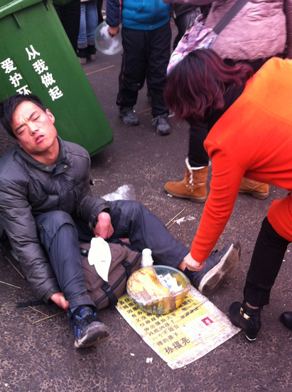 零錢哥現身糖球會 衣著單薄坐地乞討