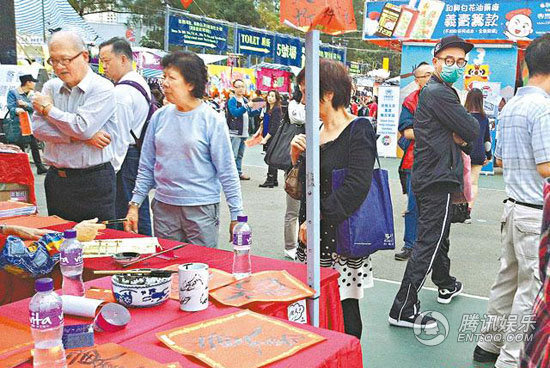 應采兒挺孕肚約鄭希怡出街 老公陳小春護駕