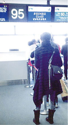 許志安與鄭秀文在成田機場被網友拍到排隊登機照片，放上微博。