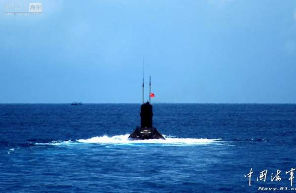 資料圖：南海艦隊某潛艇支隊374艇迎著朝霞駛出軍港，開赴某潛艇訓練海域，與反潛機展開水聲對抗演練。