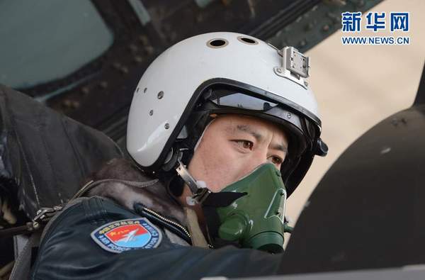 起飛前，大隊長馬剛精心檢查戰機。