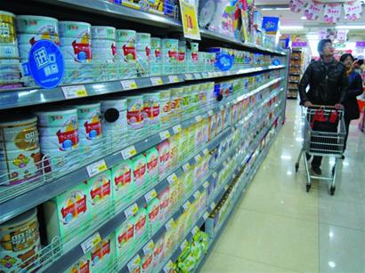 香港嚴控奶粉代購網(wǎng)上應聲漲20元 市民:漲也堅持買