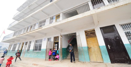 湖北老河口一小學因擁擠引起踩踏 已致4死11傷