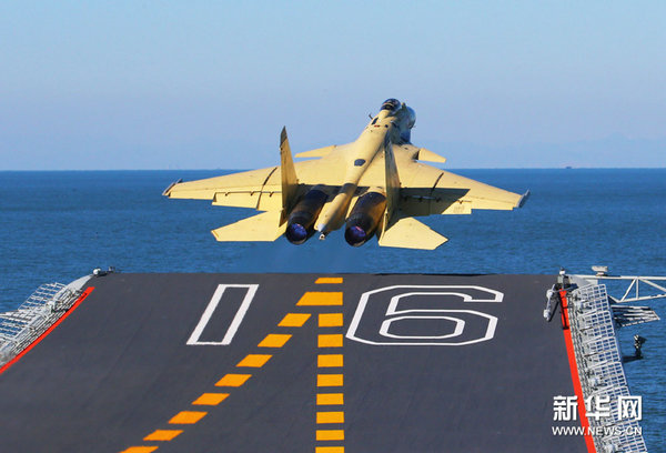 資料圖：中國艦載機完成起降試驗后將進行掛彈飛行，此為殲-15從遼寧艦起飛升空。
