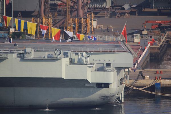 資料圖：航母艦尾的紅旗10防空導彈、深彈發射器、1130近防炮、干擾彈發射器