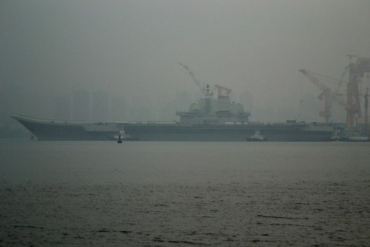 實拍遼寧艦航母駛往青島航母基地 今年首次出港