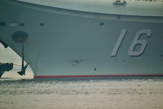 實拍遼寧艦航母駛往青島航母基地 今年首次出港