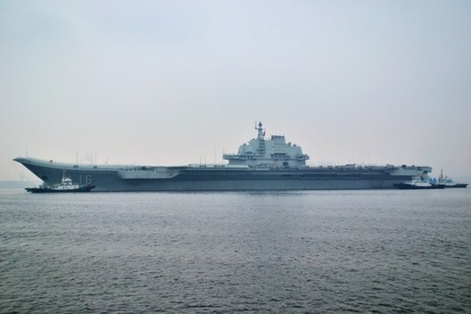 實拍遼寧艦航母駛往青島航母基地 今年首次出港