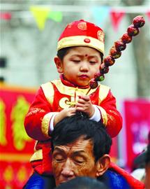 糖球會3天迎88萬人次 傳統燈謎遇網絡阻擊眾人忙百度