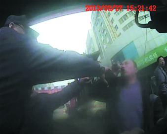 醉酒老漢糖球會(huì)上狂喝敵敵畏 民警一掌打掉