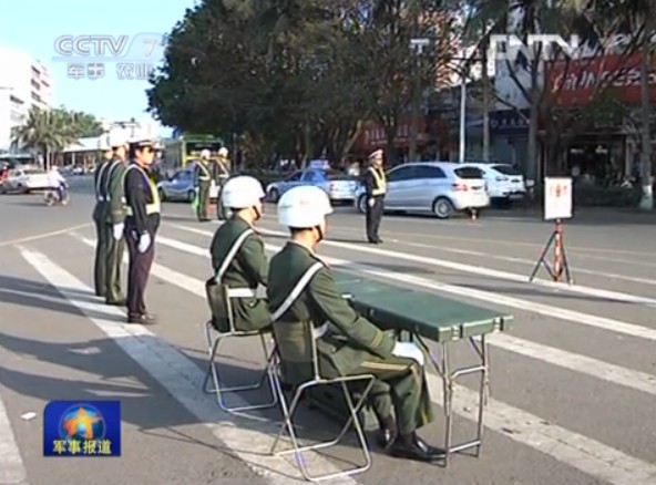 央視視頻截圖：解放軍加強(qiáng)軍車(chē)檢查。