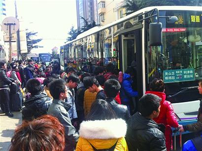 學生集中返校擠爆公交站 出租車40元1位搶人搶錢