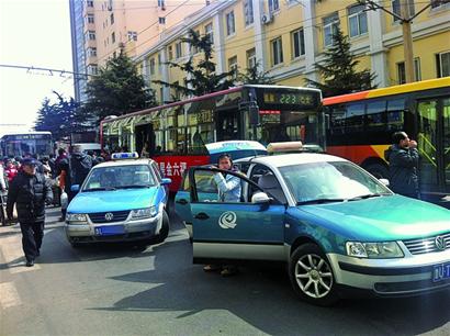 學生集中返校擠爆公交站 出租車40元1位搶人搶錢