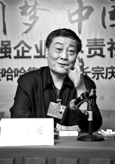 昨日，蟬聯中國內地首富的全國人大代表、娃哈哈集團董事長宗慶后，到京參加全國人大會議。實習生 楊奉焓