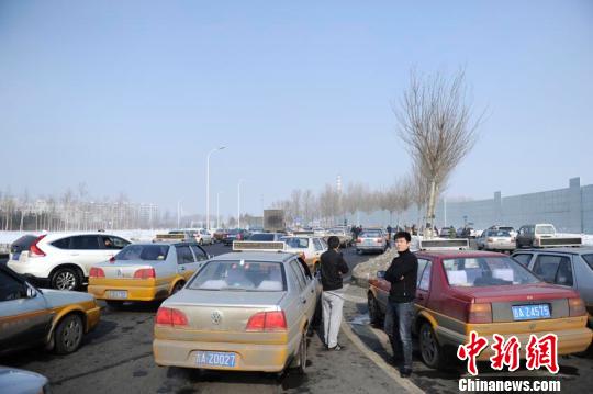 一發(fā)現(xiàn)有類似車輛，就會有人圍上去查問。 張瑤 攝
