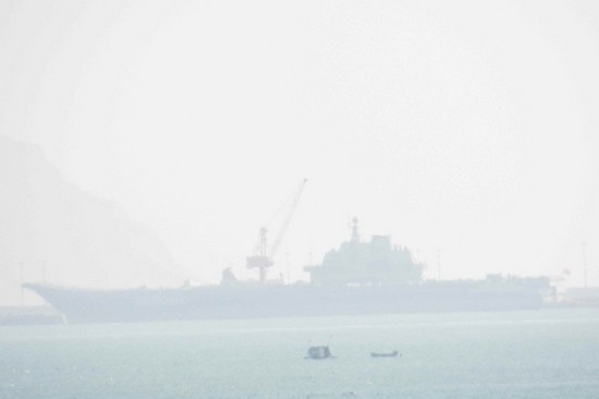 原文配圖：網友拍攝到的遼寧艦航母靠泊在航母軍港內的場景。