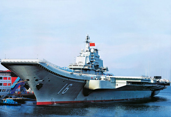 資料圖：2013遼寧艦駛向母港\青島膠東航母基地的保密性工作做得很好。至今對于航母基地沒有任何報(bào)道。
