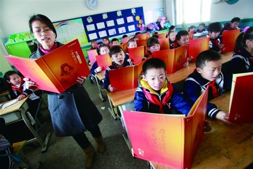 濟(jì)南新苑小學(xué)從1997年開始，讓學(xué)生堅(jiān)持續(xù)寫雷鋒日記至今已經(jīng)有十六年 記者鄭濤攝