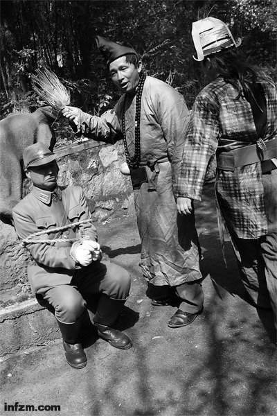 “鬼子專業戶”的群眾演員劉振于穿著日本軍服，和幾個朋友拍攝關于抗日、反對日本占領釣魚島的短片。 （南方周末記者 麥圈/圖）