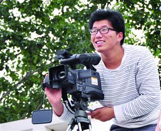 大學生自編自導給家鄉拍微電影 首映轟動全村